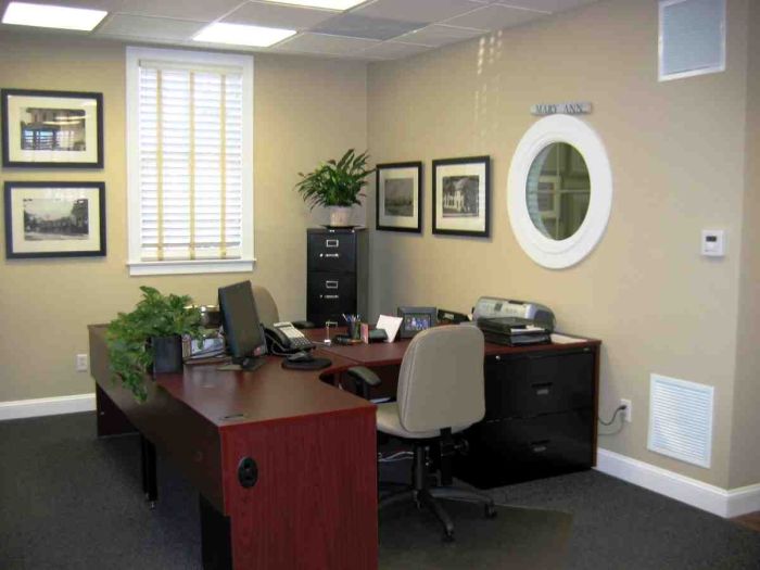 How should an hr professional decorate their office